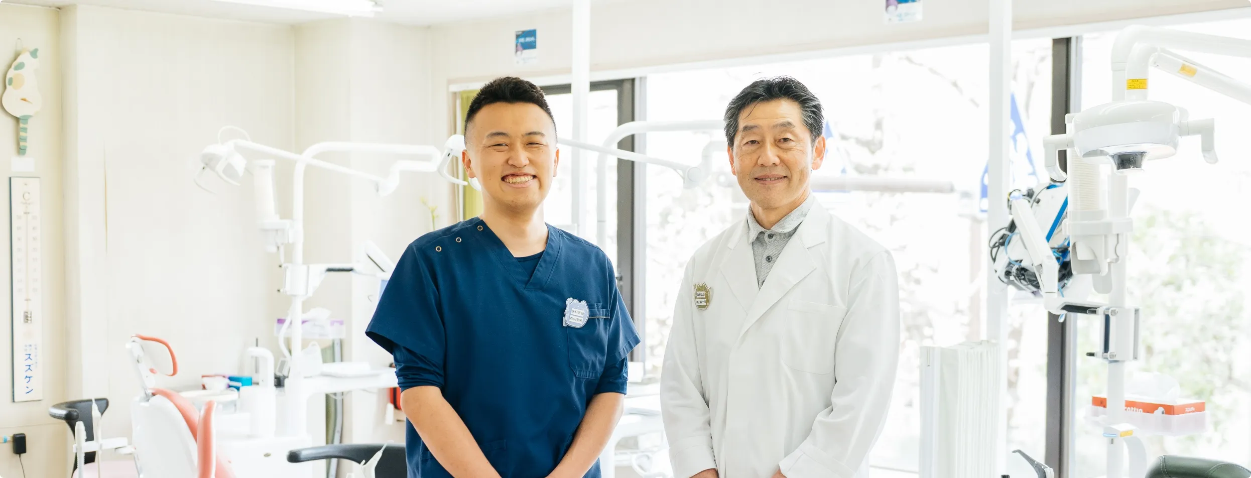 院内にて医師2名の集合写真